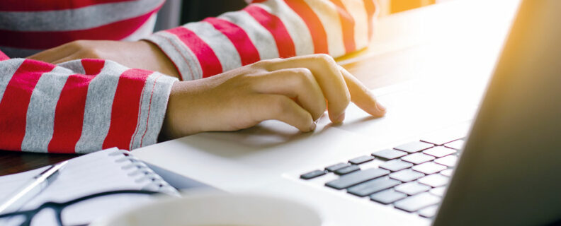 Person skriver på en laptop